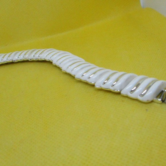 CORO Bracelet White LUCITE SILVER Tone Metal Wave Shaped Sections Bracelet VTG - Picture 11 of 11